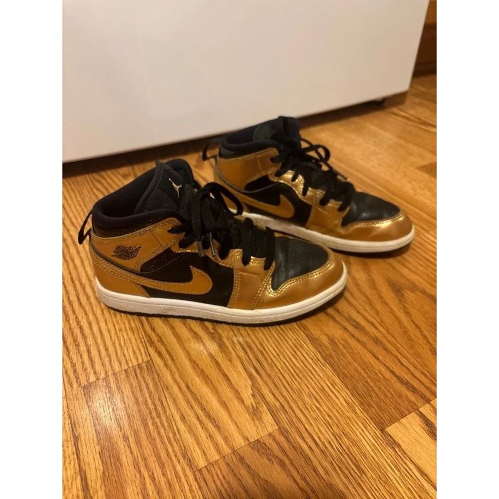 Jordan Air Jordan 1 Mid GS Black/Gold Leather Sneakers 2.5Y (DR6968-071)
